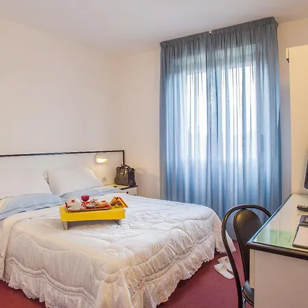 فندق Quadrifoglio 3*